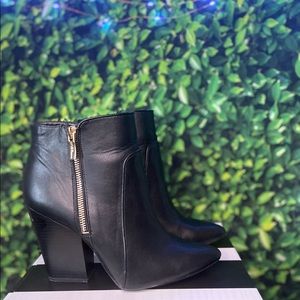 BCBG BLACK LEATHER ANKLE BOOTS